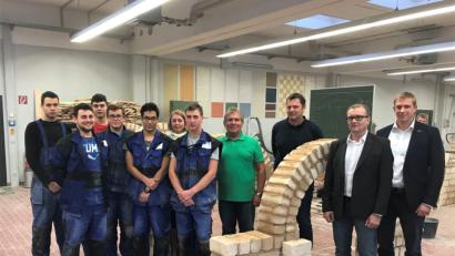 Bild: exb
Freuten sich über die gelungene Austauschwoche: Die sechs tschechischen Auszubildenden mit der Übersetzerin Martina Košařová (6. v. li.), Fachlehrer Jan Vrátník (4. v. re.), Ausbilder Karl Winkler (3. v. re.), dem Direktor der Baufachschule Pilsen Miroslav Šteffek (2. v. re.) und dem Leiter des Bildungszentrums Tobias Knauer (1. v. re.). Foto: HWK