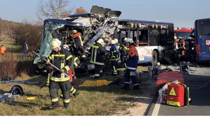 Bild: Michl Schmelzer/dpa
Bei dem Zusammenstoß von zwei Schulbussen im Landkreis Fürth sind mehrere Kinder schwer verletzt worden.