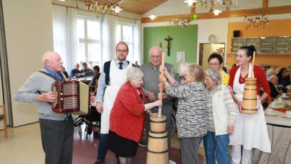 Bild: njn
Ludwig Schmid (links) gibt dem Heimbeirat den Takt zum Ausbuttern vor. Mit auf dem Bild Heimleiter Andreas Wöhrl (Zweiter von links) sowie (von rechts) Gerontotherapeutin Inge Sander und die Expertin fürs Ausbuttern Irene Heinl.