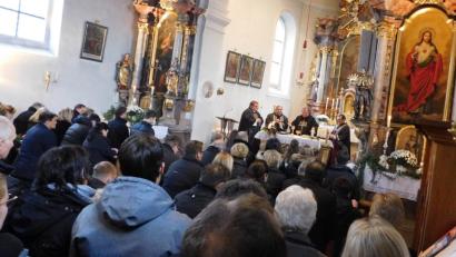 Bild: hai
Die Pfarrer Sven Grillmeier, Alois Lehner, Reinhard Forster und Konrad Amschl (von links am Altar) gestalteten den Trauergottesdienst für Michael Emmerig.