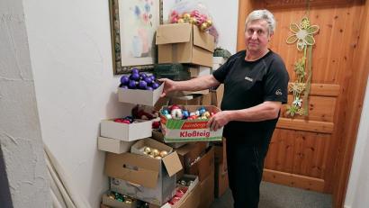 Bild: bsc
Zig Christbaumkugeln stapeln sich mittlerweile im Flur von Kurt Schramm. Am Samstag können sie von den Besuchern zum Preis von 1,50 Euro erworben werden. Mitglieder des Schützenvereins befestigen sie dann am Christbaum. Den Erlös erhält die Kinderkrebshilfe.