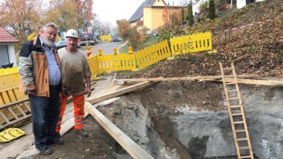 Bild: ihl
Der Stahlkäfig ist bereits im Schacht. Dieser Tage fließt Beton, erklärt Kapo Roland Lurtz (rechts). Mit im Bild Ortsheimatpfleger Heinrich schwarz.
