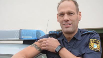 Bild: Gabi Schönberger
Der Verwaltungsgerichtshof hat entschieden: Bayerische Polizisten dürfen Tattoos im Dienst nicht sichtbar tragen. Polizeihauptmeister Uwe Schmidt zeigt, was erlaubt ist – und zieht dann das Hemd wieder drüber.