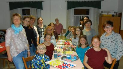 Bild: exb
Badezusätze sind jetzt bei einem Abend des Frauenbund-Ortsverbands Münchenreuth und der KEB im Pfarrhof hergestellt worden.