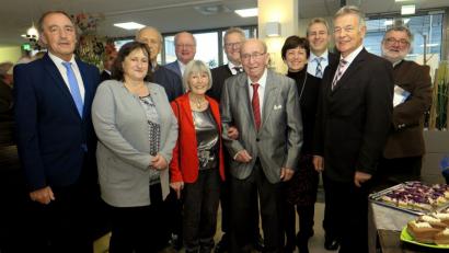 Bild: Hirsch
Zahlreiche Weggefährten gratulierten Franz Sichler (Mitte, zusammen mit Ehefrau Elisabeth) zum 90. Geburtstag.