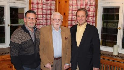 Bild: exb
Jürgen Eckert (links) und Helmut Heinrich (rechts) zeichneten Helmut Mayer für seine 80-jährige Mitgliedschaft aus.