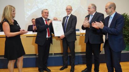 Bild: Bühner
Aufsichtsratsvorsitzender der Kliniken Nordoberpfalz Kurt Seggewiß und der Leiter des Onkologischen Zentrums Nordoberpfalz Privatdozent Dr. Werner Heinz präsentieren die Zertifizierungsurkunde der Deutschen Krebsgesellschaft Zweiter und Dritter von links) Mit ihnen freuen sich (von links) Zentrumskoordinatorin Petra Thomas, Bürgermeister Lothar Höher und Klinikvorstand Josef Götz