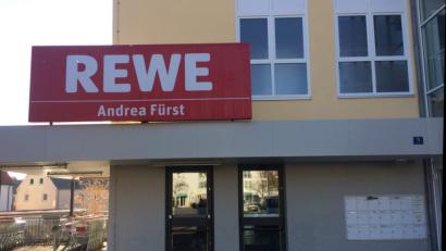 Bild: wro
Das Schild ist bereits ausgewechselt. In wenigen Tagen erfolgt die Eröffnung des Rewe-Markts am Wiesauer Marktplatz.