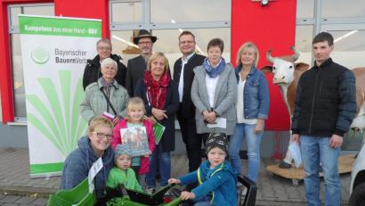 Bild: sm
Der Bauernverband verloste Sachpreise unter den Teilnehmern am BBV-Rinderquiz.