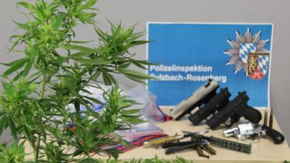 Bild: Polizei Sulzbach-Rosenberg
Polizeibeamten vollziehen am Donnerstag zwei Durchsuchungsbeschlüsse in Sulzbach-Rosenberg und Vilseck. Sie werden fündig: Haschisch, Marihuanapflanzen, verbotene Messer, Waffen und Munition.