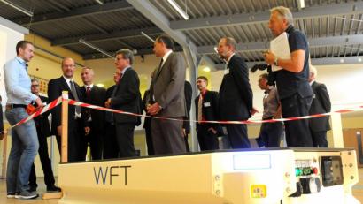 Bild: Stephan Huber
Das Pilotprojekt „Industrie 4.0“ des Beruflichen Schulzentrums Amberg zeigt Minister Bernd Sibler (Sechster von links), dass hochwertige Technologie im ländlichen Raum genauso gut umgesetzt werden kann wie in Metropolen.