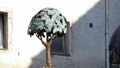 Bild: mad
Der von Künstler Vasilij Plotnikov (im Hintergrund) gestaltet Brunnen am General-Stephan-Platz nimmt mehr und mehr Gestalt an.