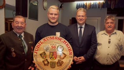 Bild: sön
Gemeinsam mit Gründungsmitglied Josef Lotter (links) und Vilshofens Schützenmeister Josef Spies überreicht Landrat Richard Reisinger die von ihm gespendete Jubiläumsscheibe an Klaus Kryschak (von rechts).
