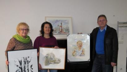 Bild: ubb
Gerda Müller, Nicole Schuller und Malkreisleiter Hans-Günther Pietschmann(von links) haben sich mit ersten Werken im Museumscafé getroffen - zur Besprechung der Vernissage am Samstag.
