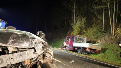 Bild: jma
Nach der Frontalkollision blieben die beiden Fahrzeuge mit Totalschaden zurück. Der Fahrer des Pkw erlitt lebensgefährliche Verletzungen, die drei Männer im VW Crafter kamen mit leichten Verletzungen davon.
