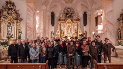 Bild: pml
Kirchenchor und Jagdhornbläser gestalten gemeinsam eine besondere Hubertusmesse in Kohlberg.