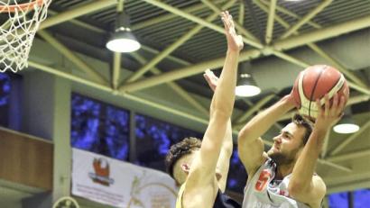 Bild: Büttner, Gerhard
Captain Tobias Merkl (am Ball) dürfte nach seiner Sprunggelenksverletzung wieder in den Kader der Neustädter zurückkehren und zumindest für einen Kurzeinsatz zur Verfügung stehen.