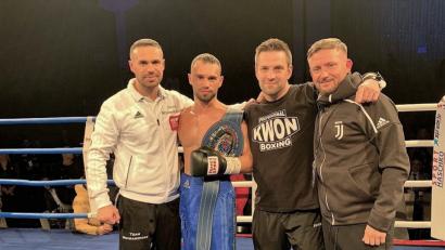 Bild: exb
Beim Titelgewinn von Profiboxer Timo Schwarzkopf fungierte Dr. Markus Johannes-Rueth (links), Chefarzt der Sportklinik an der Asklepios Orthopädischen Klinik Lindenlohe, als ärztlicher Betreuer und Mental-Coach.