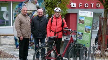 Bild: rn
Zweiter Bürgermeister Karl Lorenz (rechts) stellt seinen Amtskollegen (von links) Klaus Lehl und Peter Lehr die neue E-Bike-Ladestelle mitten auf dem Marienplatz vor.
