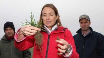 Bild: Gerhard Götz
Krümeliger Boden, kräftige Wurzeln: Agrarwissenschaftlerin Sonja Dreymann ist überzeugt von der Bodenpflege, die Landwirt Josef Hägler auf seinen Feldern perfektioniert hat.