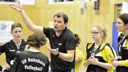 Bild: Hubert Ziegler
Reinhard Schön, der Trainer des SV Hahnbach, erklärt seinen Spielrinnen die Taktik.