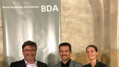 Bild: exb/BDA
Sie haben das neue Wohnhaus in eine Scheune gebaut. Das Experiment ist überzeugend gelungen. Nun können sich Peter Deinlein (Mitte), seine Frau Carolin und Architekt Karlheinz Beer über den Regionalpreis des Bundes Deutscher Architekten freuen.