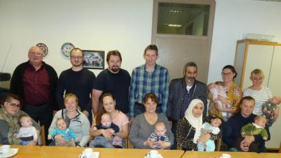 Bild: Portner
Bürgermeister Heinz Weigl (hinten, links) freute sich über den Besuch der jungen Familien mit ihren Neugeborenen.