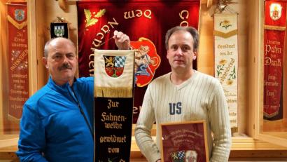 Bild: arw
Vorsitzender Helmut Staratschek hält das Fahnenband, das die Neustädter zur Fahnenweihe vor 50 Jahren von der Weidener Feuerwehr geschenkt bekommen hat. Wolfgang Huber hält die Erinnerung zum 125-Jährigen in Händen (von links).