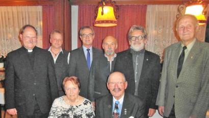 Bild: hl
Edith und Uwe Schimpf (sitzend von links) feiern zusammen ihren 80. Geburtstag. Dem Wanderwart des Heimat- und Kulturvereins machen unter anderem Pfarrer Heribert Stretz, Michael Pinzer, Bürgermeister Werner Nickl, Georg Wagner sowie vom Oberpfälzer Waldverein Armin Meßner und Kurt Heinold ihre Aufwartung (stehend von links).