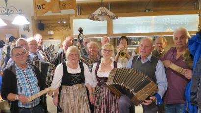 Bild: jzk
Die Kemnather Sängerinnen Monika Fink und Sieglinde Wick (vorne von links) freuen sich, dass so viele Musikanten zum Wirtshaussingen gekommen waren.