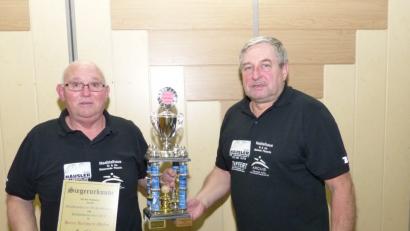Bild: hme
Reinhard Meiler (links) erhält aus Händen des Vorsitzenden Georg Rosner (rechts) den Wanderpokal und die Urkunde zur Clubmeisterschaft.