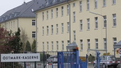 Bild: Petra Hartl
Das Haupteinfahrtstor zu Ostmark-Kaserne in Weiden wird verlegt. Ein von rund 30 Baumaßnehmen, mit der die Bundeswehr ihre Liegenschaft erneuert und erweitert.