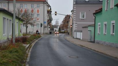 Bild: jr
Ab dem ehemaligen Postgebäude in Richtung Ampel und zur Farbers Brücke will die Stadt künftig auf der Martin-Zehendner-Straße die Höchstgeschwindigkeit auf Tempo 30 reduzieren. Als Begründung wurde für dieses Teilstück die verstärkte Unfallgefahr genannt. Mit der Temporeduzierung wurde den Wünschen der Anlieger entsprochen.