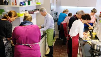 Bild: do
Wie in einem Fernseh-Küchenstudio geht es in der Klosterküche zu. Der Unterschied: Die Hobbyköche, unter ihnen vier Herren, schauen nicht zu, sondern schälen, schneiden und kochen selbst für die leckeren Menüs.