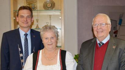 Bild: sm
Burkhard Hagemann (rechts) verlässt nach über 40 Jahren den Gemeinderat. Bürgermeister Ernst Schicketanz (links) dankt ihm für sein unermüdliches Engagement und vereidigt seine Nachfolgerin Elisabeth Weiß.