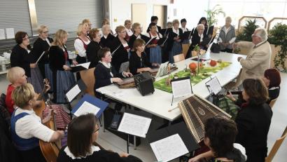 Bild: Petra Hartl
Die Musikgruppe Rita Butz und der Schnaittenbacher Landfrauenchor bei der Festveranstaltung „70 Jahre Landfrauen im Bayerischen Bauernverband“.