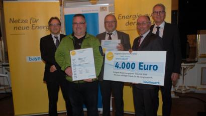 Bild: Hanna Gibbs
Den Bürgerenergiepreis Oberpfalz überreichen Regierungsvizepräsident Christoph Reichert (links) und Bayernwerk-Vertreter Christoph Henzel (rechts) an Stefan Kurz (Zweiter von links). Bürgermeister Rudolf Götz (Mitte) und stellvertretender Landrat Albert Nickl gratulierten.
