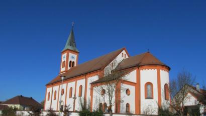 Bild: bl
An der markanten Kirche von Kemnath sollen im Zuge der Dorferneuerung Parkplätze entstehen, auch ein Treffpunkt mit Info-Station und Bushäuschen ist im Umfeld geplant.