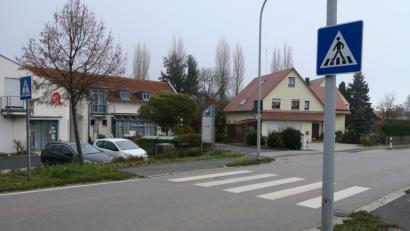 Bild: ua
Am Fußgängerüberweg an der Hohenburger Straße (Kreisstraße AS 4) soll eine behindertengerechte Ampelanlage aufgestellt werden.