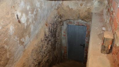 Bild: dob
Bestens gehütet erhalten nur wenige Zutritt in die unterirdischen Gänge. Heiner Aichinger hat einige Felsenkeller vor knapp 30 Jahren erkundet und ist doch vielfach zu spät gekommen. Beim Lang-Sattler schließt eine eiserne Tür das dunkle Gewölbe ab. Die Gänge reichen bis zum früheren "Kronprinz", dem heutigen Sparkassen-Gebäude.