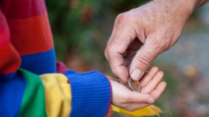 Bild: picture alliance/Silvia Marks/dpa-tmn
Junge Leute helfen Senioren bei kleineren Arbeiten - und verdienen sich damit ein paar Euro dazu: das ist das Prinzip der Taschengeldbörse.