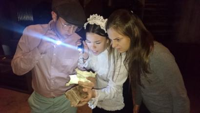 Bild:  exb/Sabine Hrach
Das Ensemble verspricht eine spannende, humorvolle und kuriose Suche nach Hunderten von Goldbarren in der Kirche.