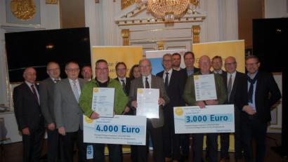 Bild: Hanna Gibbs
Die Preise für die ausgezeichneten Projekte nahmen (mit Urkunde, von links) Stefan Kurz, Manfred Klemm und Johann Christl entgegen. Jurymitglieder und Kommunalpolitiker gratulierten.