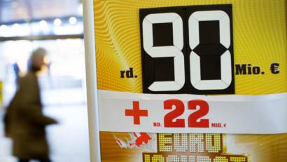 Bild: Martin Gerten/dpa
Fünf Tipper unter anderem in Deutschland teilen sich den 90-Millionen-Eurojackpot.