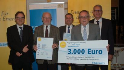 Bild: gibb
Manfred Klemm (Zweiter von links) nimmt den Bürgerenergiepreis für das Projekt „Energieschule Amberg-Sulzbach“ von Regierungsvizepräsident Christoph Reichert (links) und Bayernwerk-Vertreter Christoph Henzel (rechts) entgegen. Ebermannsdorfs Bürgermeister Josef Gilch (Mitte) und stellvertretender Landrat Hans Kummert gratulieren.
