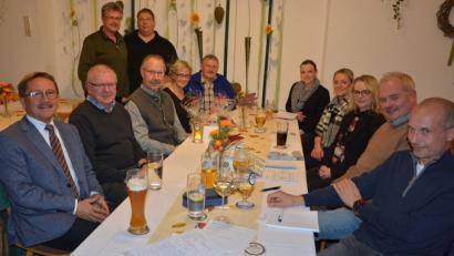 Bild: jr
Die Verantwortlichen der Zweckgemeinschaft Steinwaldloipe traf sich zur Jahresversammlung im Landgasthof Obst in Pechbrunn. Mit dabei waren Vorsitzender Wolfgang Braun (stehend links), sowie die Bürgermeister Hans Donko und Ernst Neumann (sitzend von links) und Gottfried Härtl (sitzend Zweiter von rechts) aus Friedenfels.