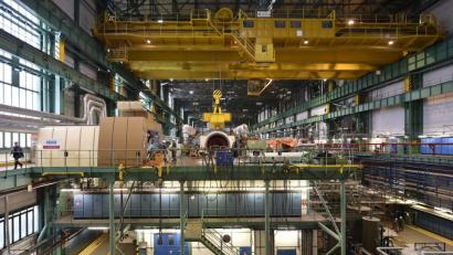 Bild: Pavl·ek Lubo·/CTK/dpa
Arbeiter einer Spezialfirma montieren am März 2017 im Kernkraftwerk in im tschechischen Dukovany den 174 Tonnen schweren Generator-Ständer. Dieser war in Pilsen generalüberholt woren.