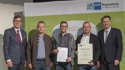 Bild: exb
Bildtext: Andreas (2. v. l.) und Markus Bäumler (2. v. r.) freuen sich mit Kilian Kraus (Mitte) über die Auszeichnung als kammerbester Werkzeugmacher der Abschlussprüfungen 2018.