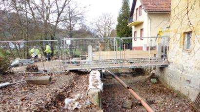 Bild: jp
Das Kastler Pfistermühlbrückerl wird mit großem Aufwand saniert. Für Fußgänger wurde eine Behelfsbrücke aufgebaut.