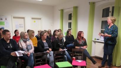 Bild: jzk
„Wutanfälle sind in der Trotzphase kein oppositionelles Verhalten, das bestraft werden muss, sondern sie sind notwendig, weil sie zur Entwicklung gehören“, macht Andrea Gebhard (rechts) den Eltern klar.